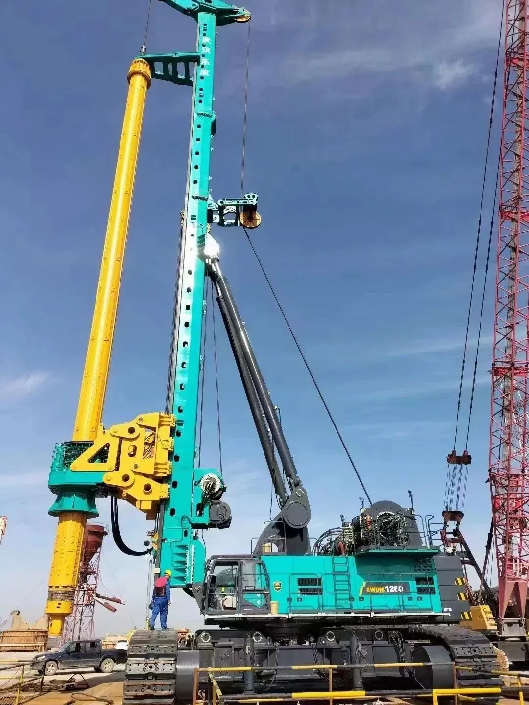 首桩开钻！优德88智能超等旋挖实力助建天下最大跨度公铁两用大桥