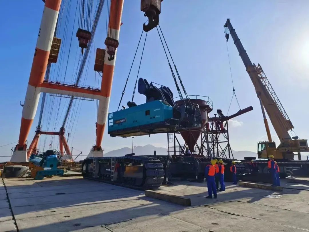 首桩开钻！优德88智能超等旋挖实力助建天下最大跨度公铁两用大桥