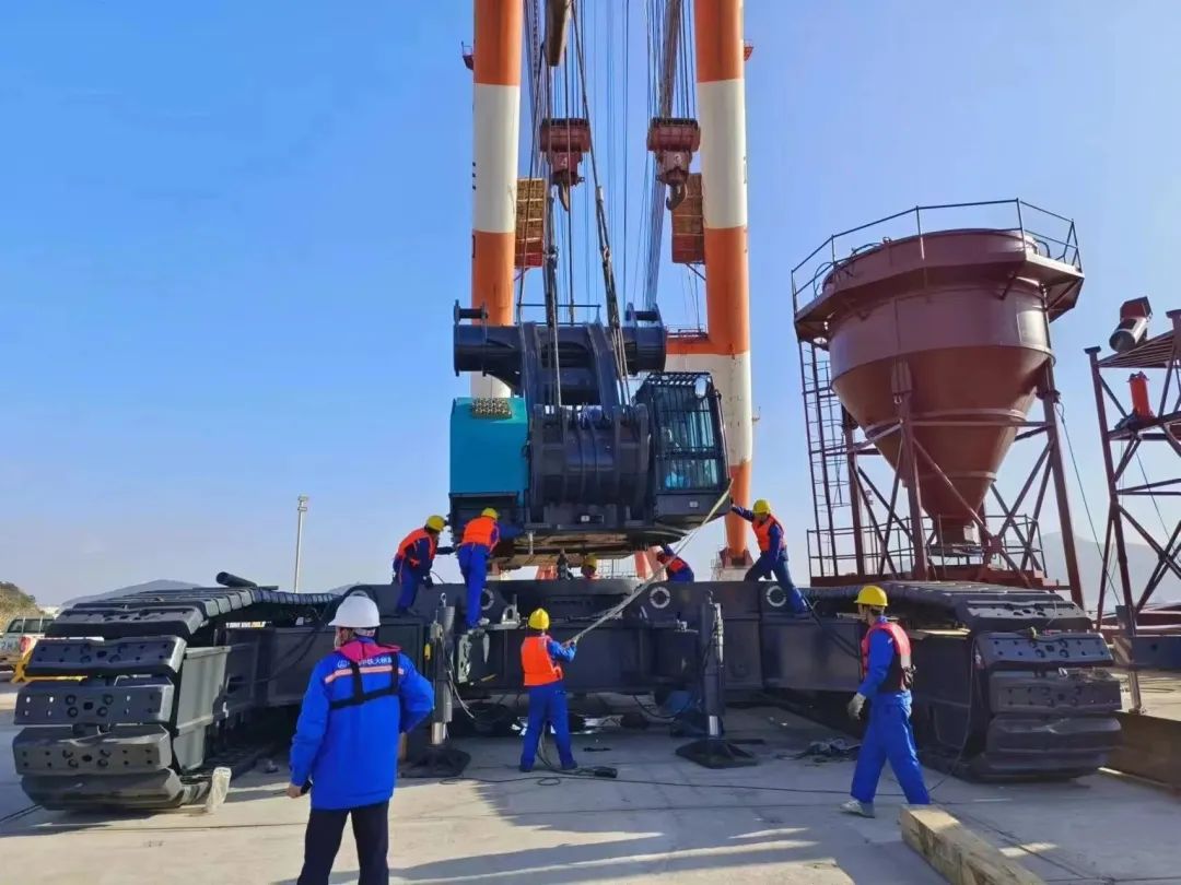 首桩开钻！优德88智能超等旋挖实力助建天下最大跨度公铁两用大桥