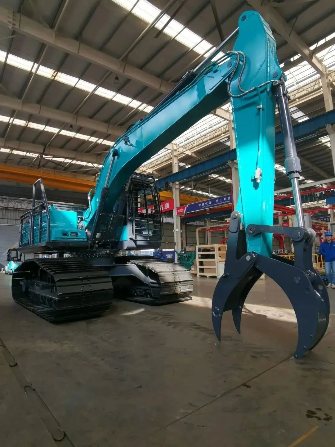 翻山越岭，，，，称霸“武林”！优德88智能首款中型林业挖掘机乐成下线