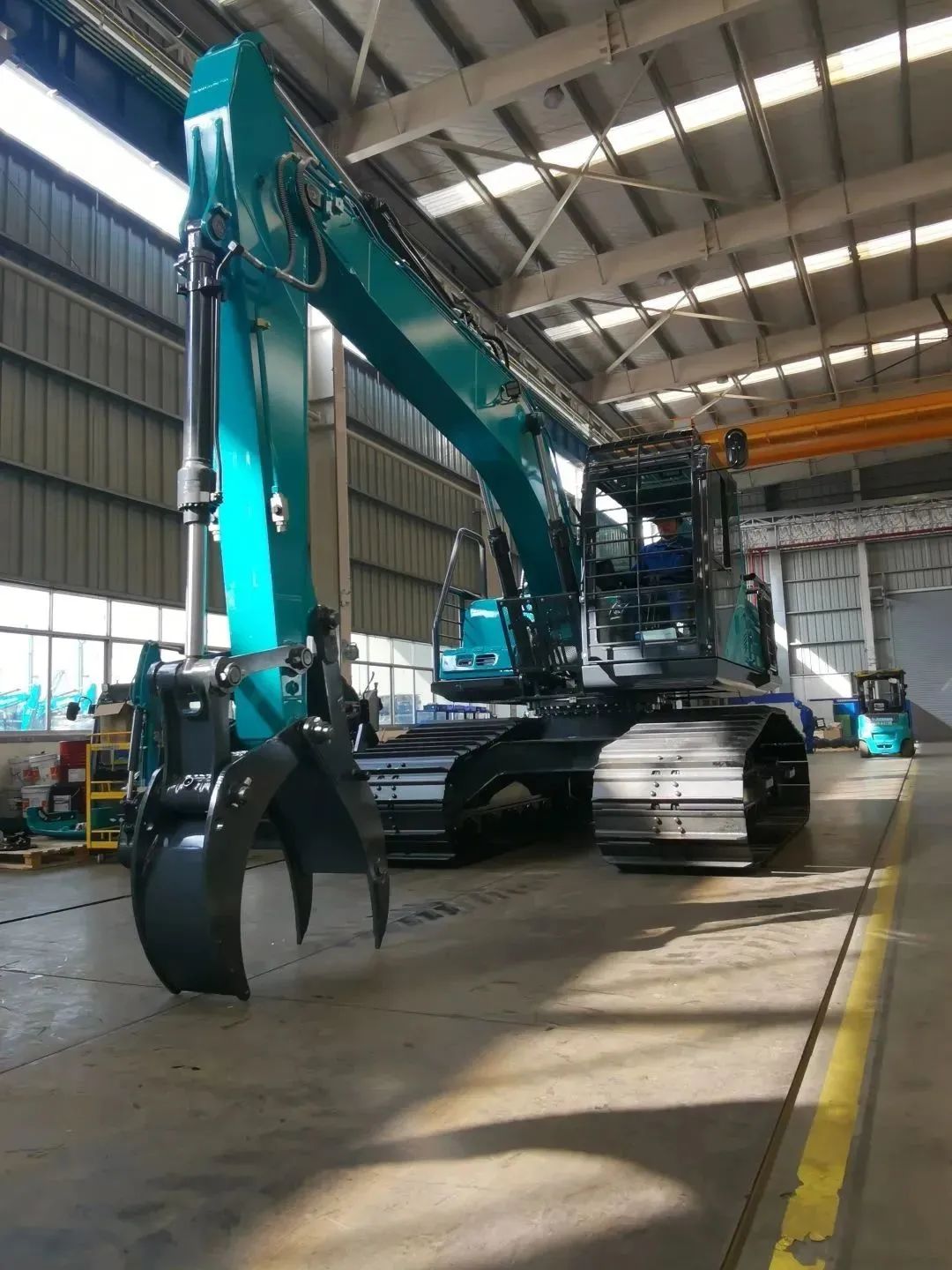 翻山越岭，，，，称霸“武林”！优德88智能首款中型林业挖掘机乐成下线