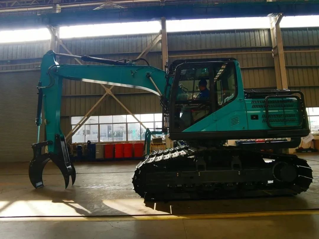 翻山越岭，，，，称霸“武林”！优德88智能首款中型林业挖掘机乐成下线