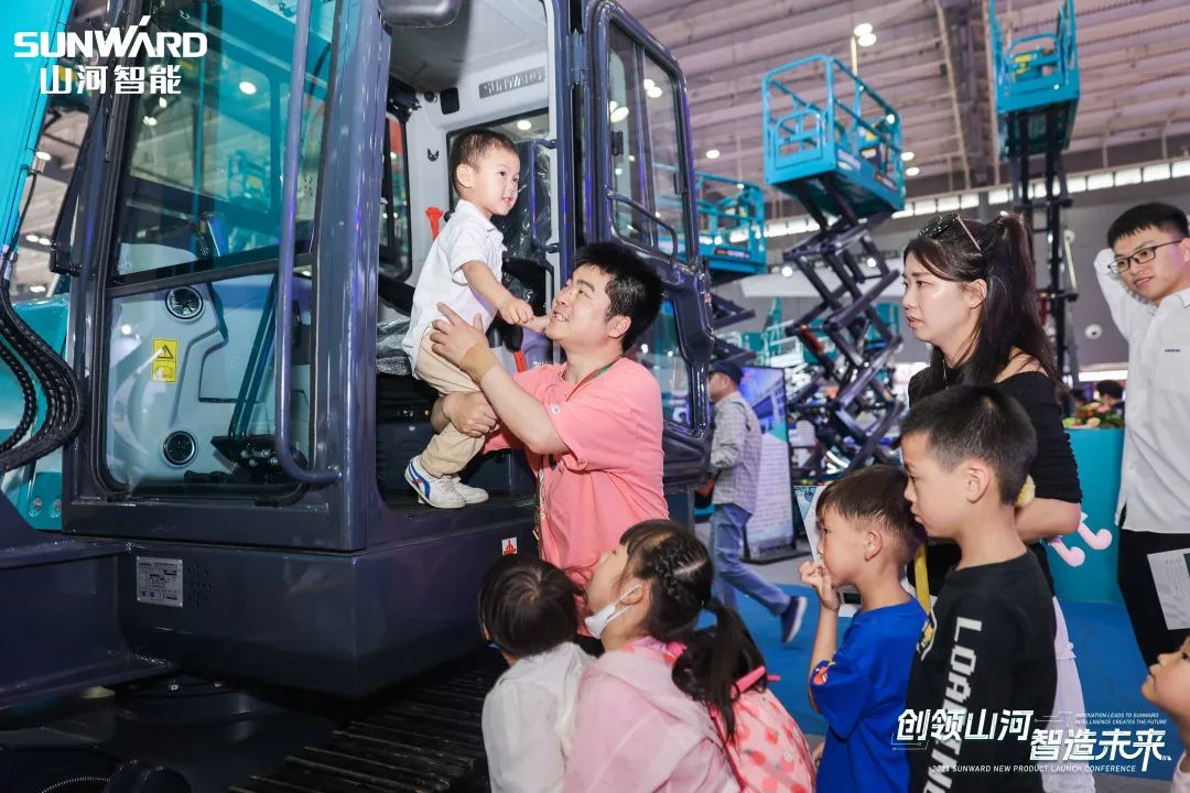 精品出击、互动一直！优德88智能F系列挖掘机闪灼长沙展