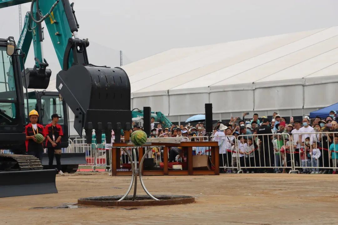 精品出击、互动一直！优德88智能F系列挖掘机闪灼长沙展