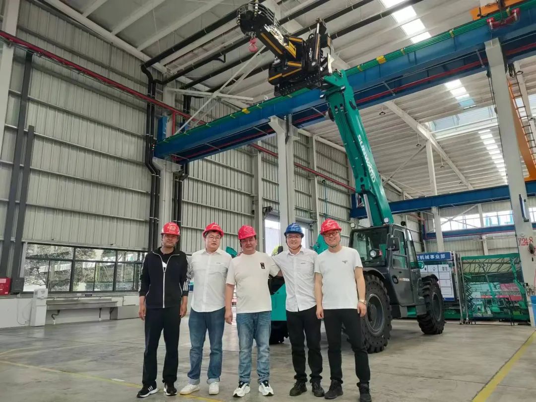 独家定制！优德88智能油缸替换机械人顺遂下线