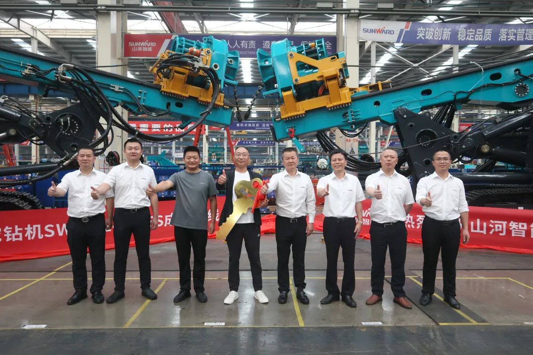 助力“双碳”、绿动未来！优德88智能增程式电动旋挖钻机、液压混淆动力旋挖钻机齐交付