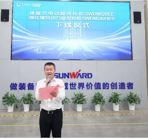 助力“双碳”、绿动未来！优德88智能增程式电动旋挖钻机、液压混淆动力旋挖钻机齐交付