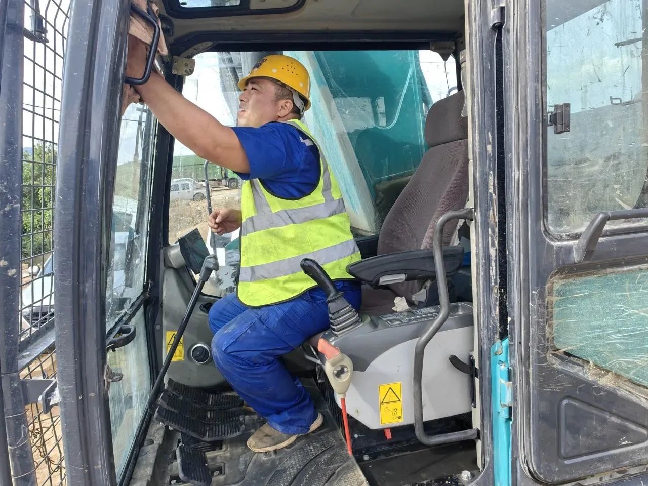 步履一直，，，，，服务不止！优德88智能挖掘机服务万里行火热举行中