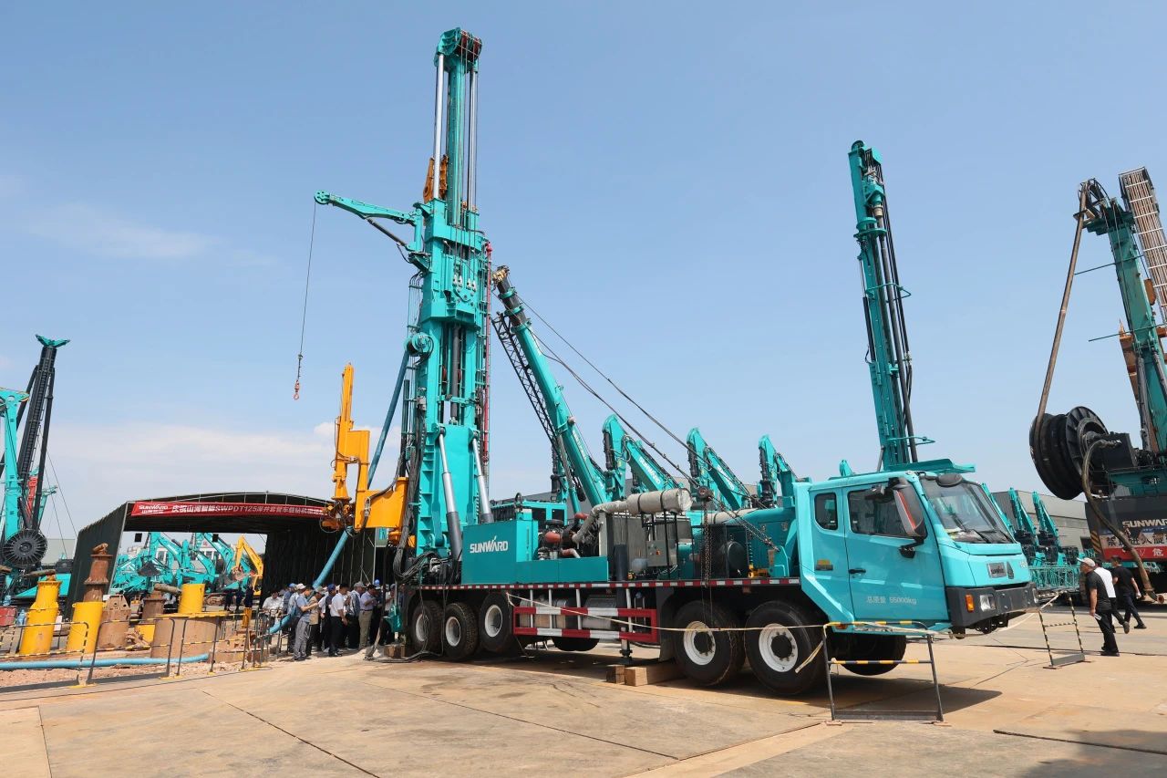 优德88智能全球首创深井套管车载钻机下线宣布