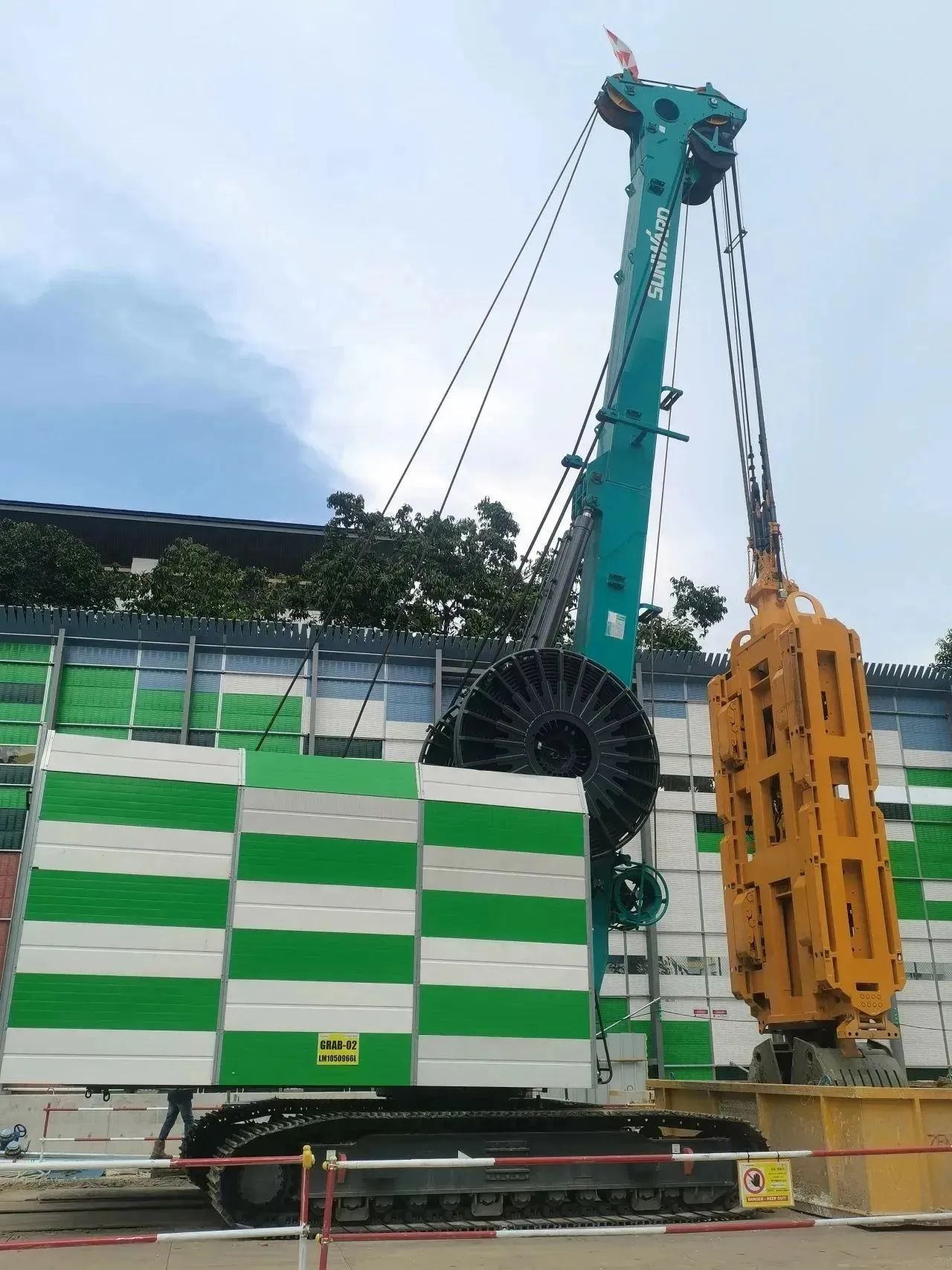 助力海内国际重大工程！优德88智能液压抓斗实力“出圈”