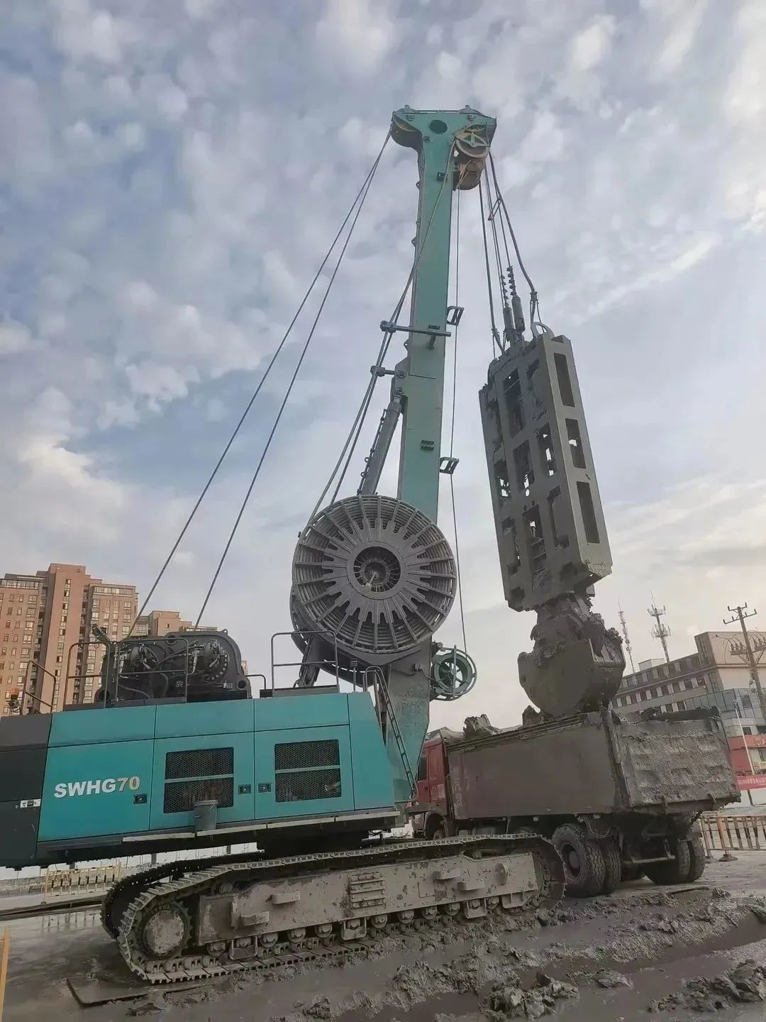 助力海内国际重大工程！优德88智能液压抓斗实力“出圈”