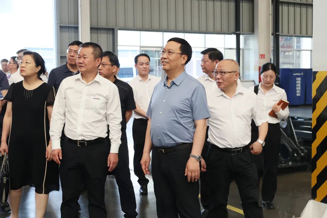 中宣部社科领域专家学者到优德88智能调研高质量生长