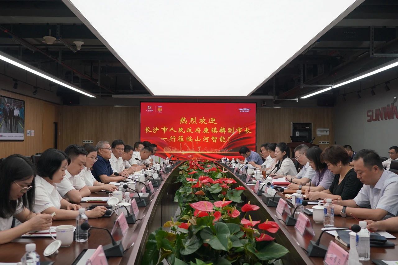 长沙市人民政府副市长、市工商联主席康镇麟调研优德88智能