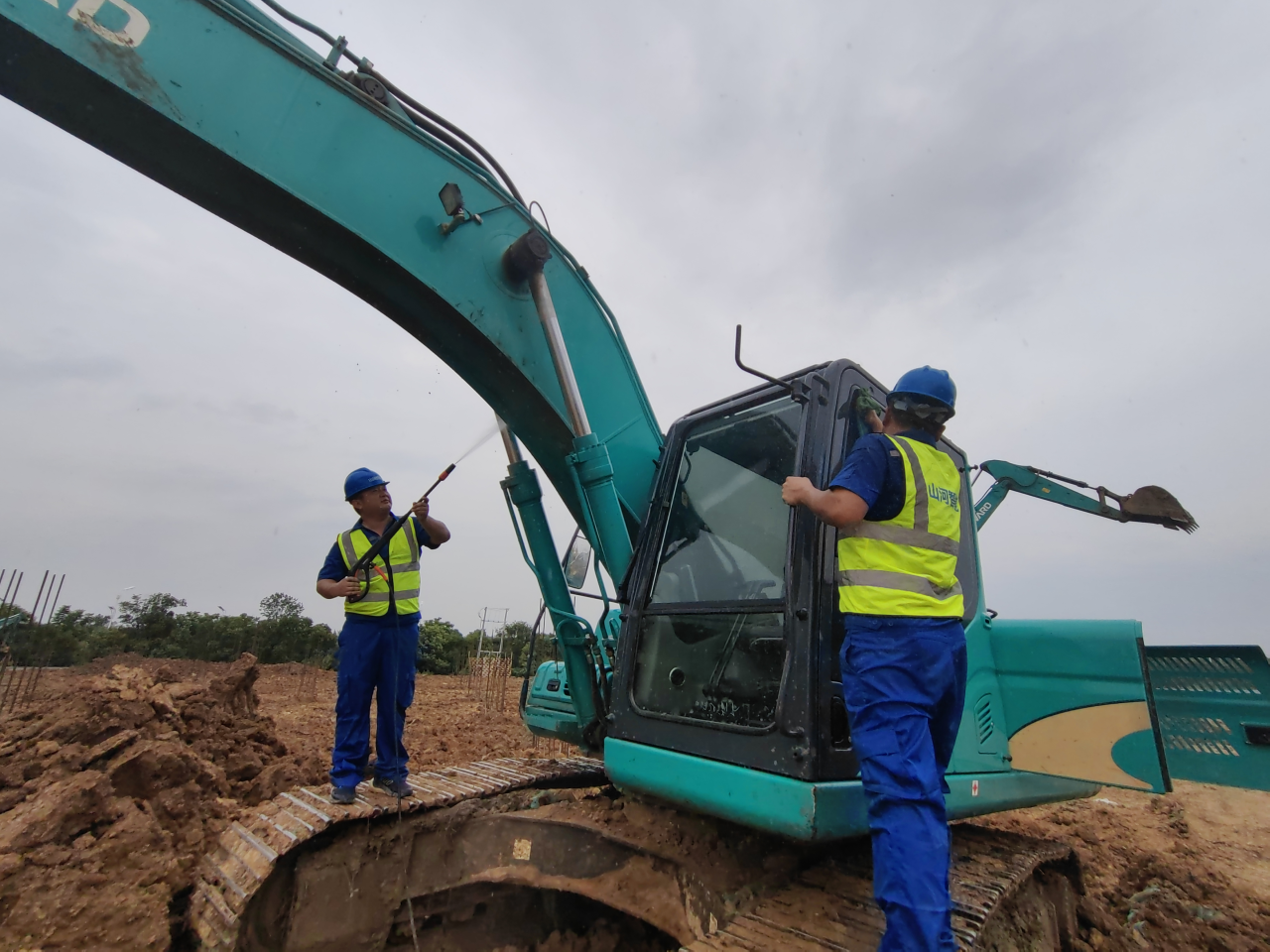 一线“热”闻 | 专业售后，，，专心折务！优德88智能挖掘机服务万里行一直在路上