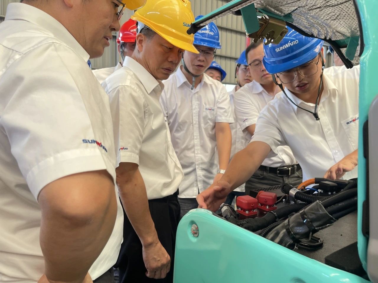 小身段，，，，，，大能量！优德88智能最小纯电动液压挖掘机乐成下线