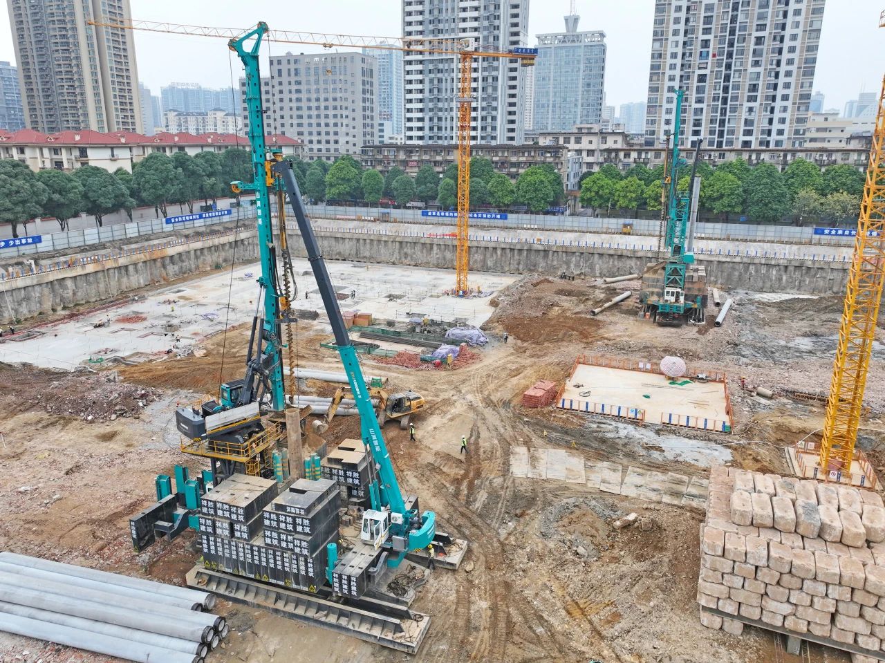 “绿巨人”显神威！优德88智能引孔式静力压桩机助建“绿城”南宁民生项目