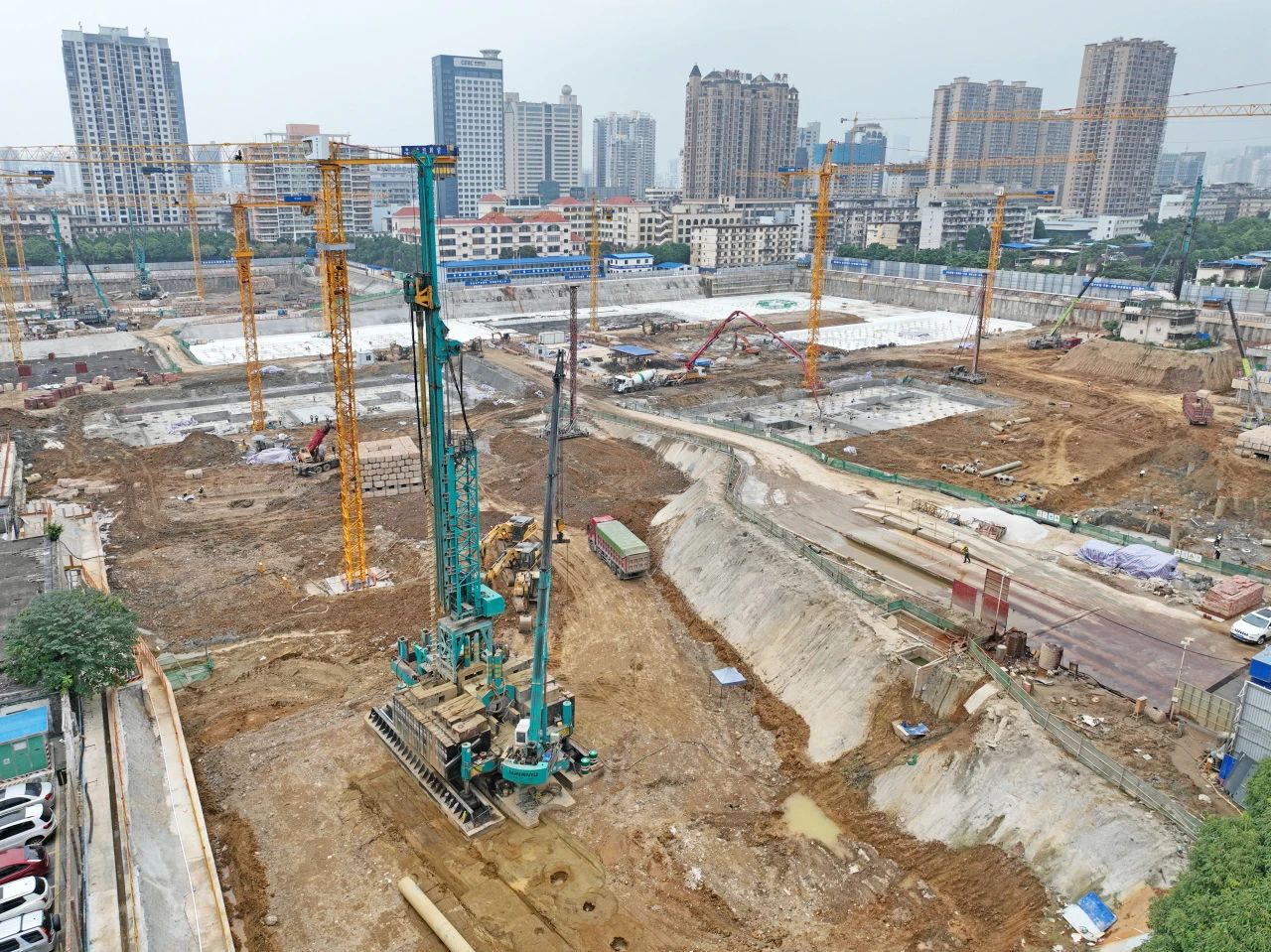 “绿巨人”显神威！优德88智能引孔式静力压桩机助建“绿城”南宁民生项目