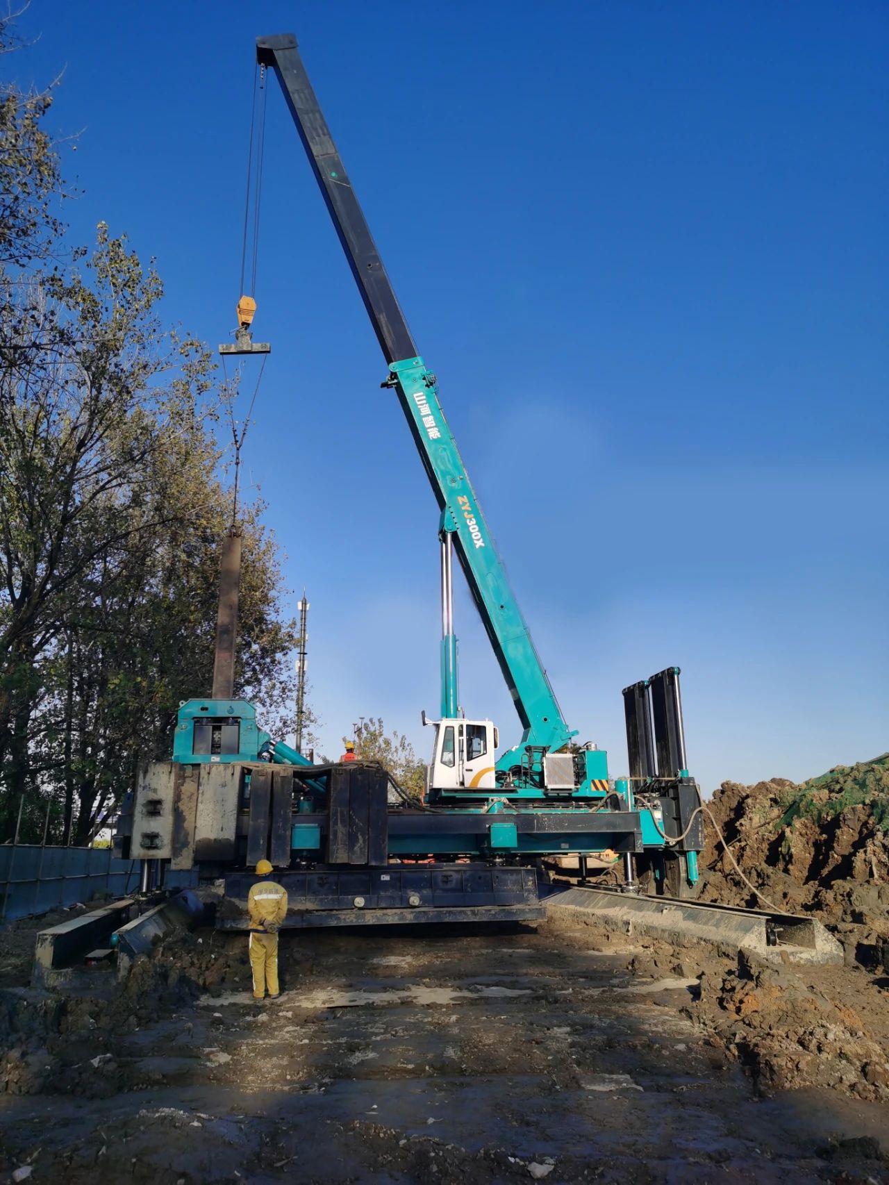 “优德88绿”闪灼西子湖畔！优德88智能ZYJ300X斜桩压桩机强势来袭