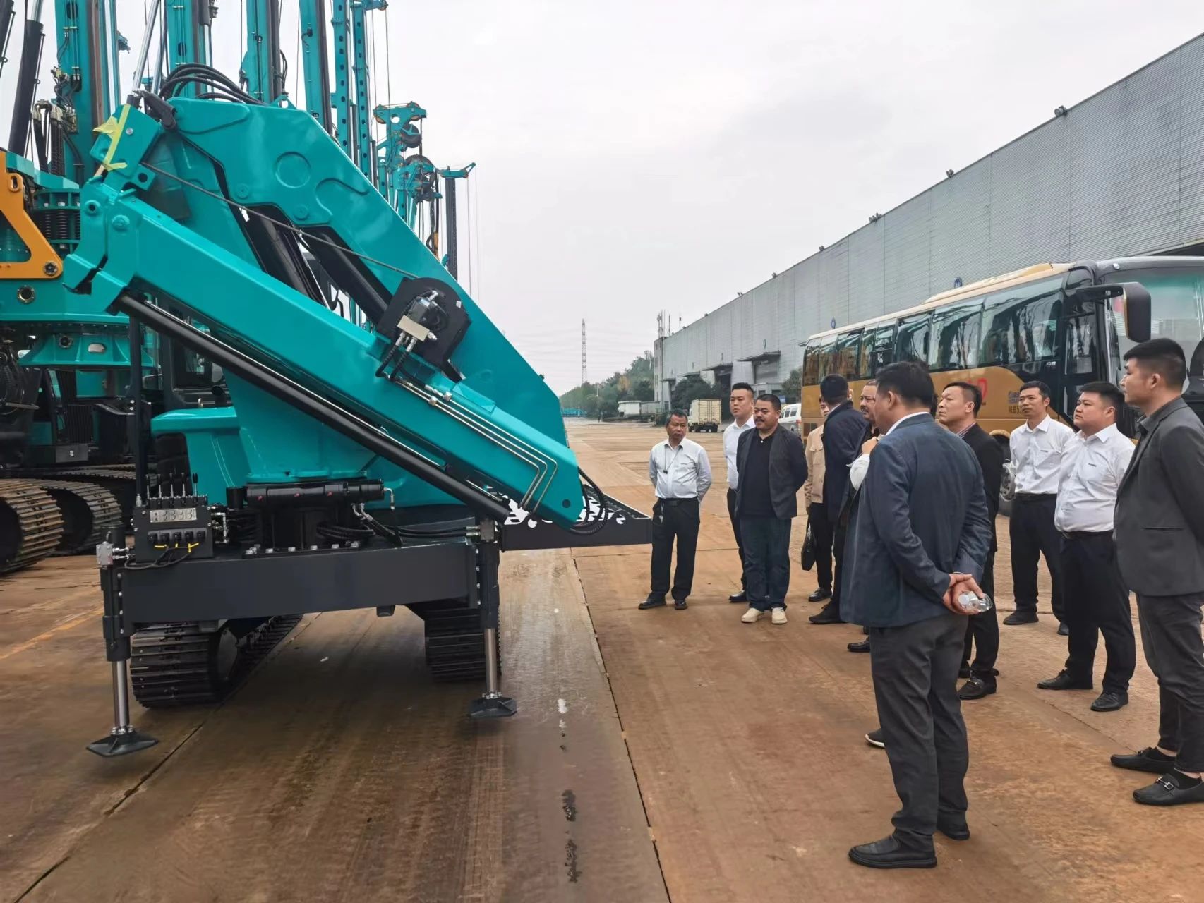 行业严冬现暖阳！现场签购20台旋挖钻机，，，，，优德88智能携手湖南骏牛助力国家电网项目建设