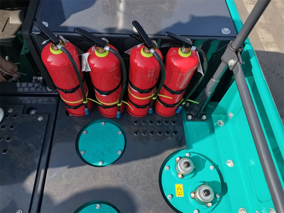 定制开发、功效更强！优德88智能SWE750ELR加长臂液压挖掘机下线交付