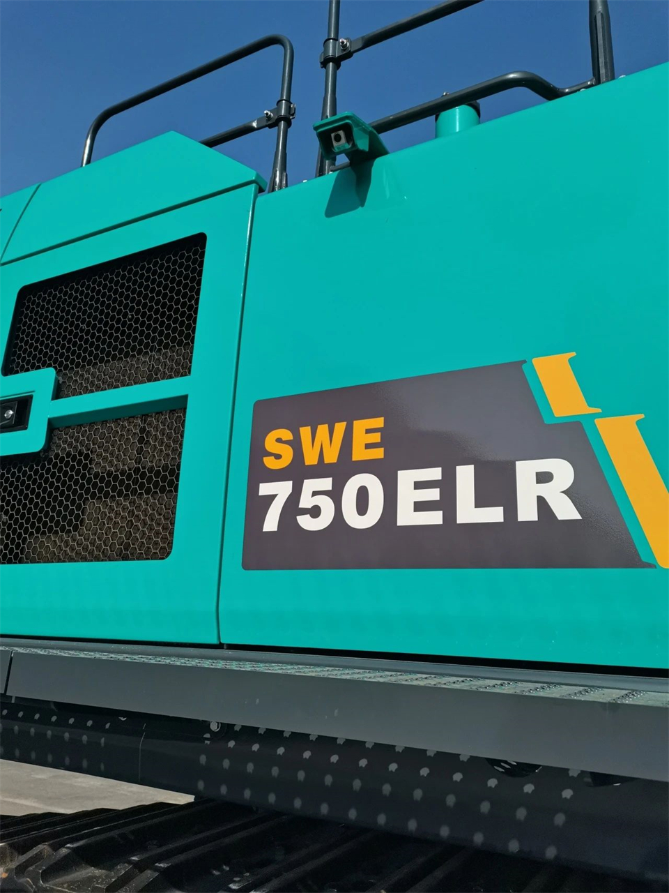 定制开发、功效更强！优德88智能SWE750ELR加长臂液压挖掘机下线交付