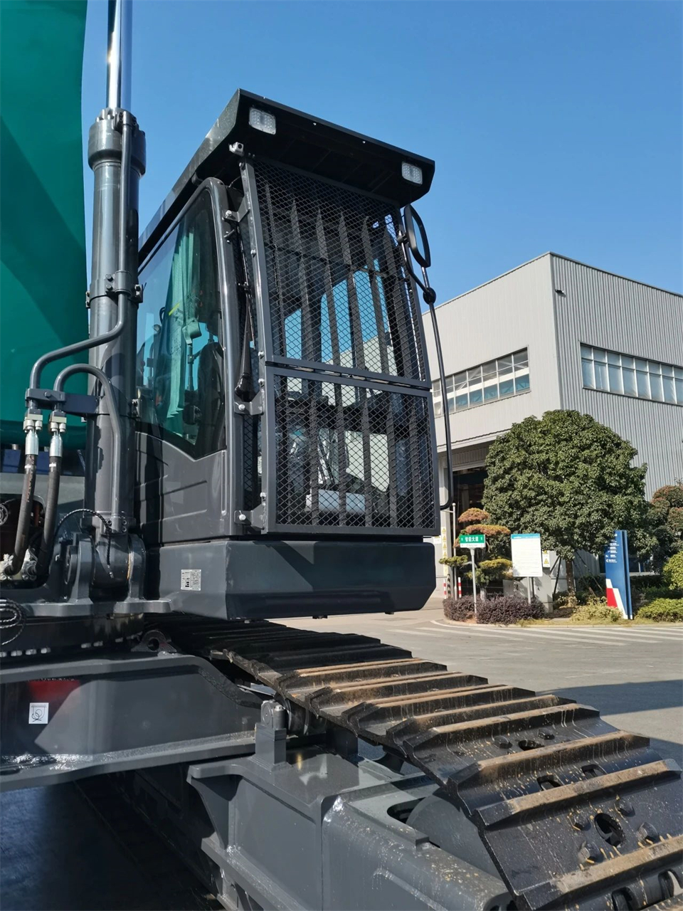 定制开发、功效更强！优德88智能SWE750ELR加长臂液压挖掘机下线交付