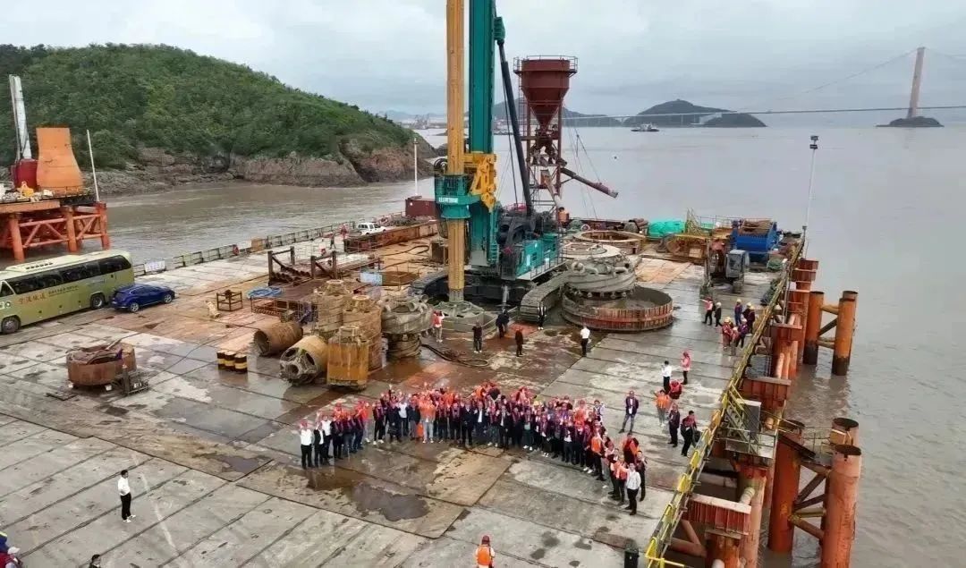 周全告捷！优德88智能超等旋挖钻机圆满完成甬舟铁路西堠门公铁两用大桥桩基施工使命