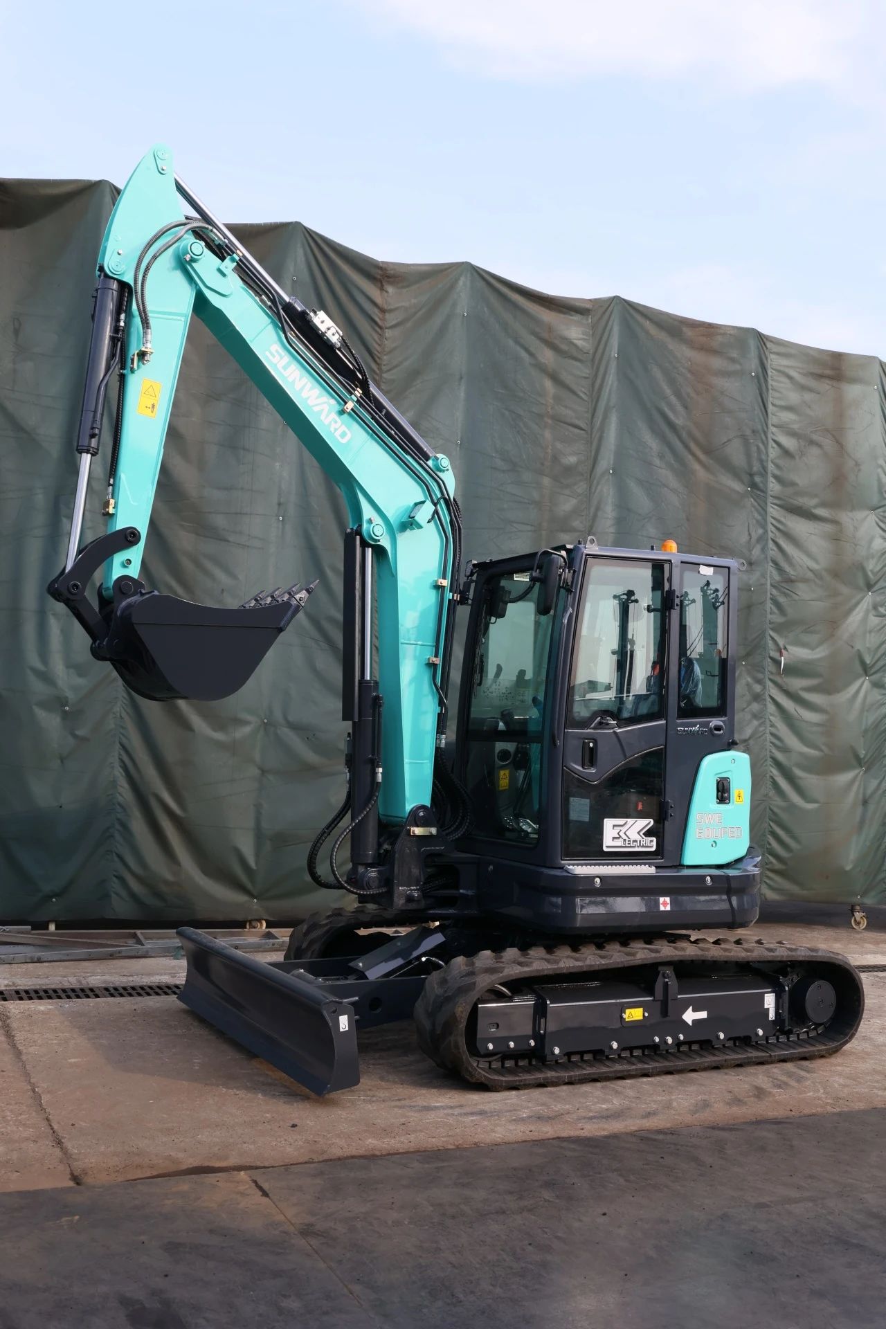 绿色上新！优德88智能SWE60UFED纯电动无尾挖掘机乐成下线