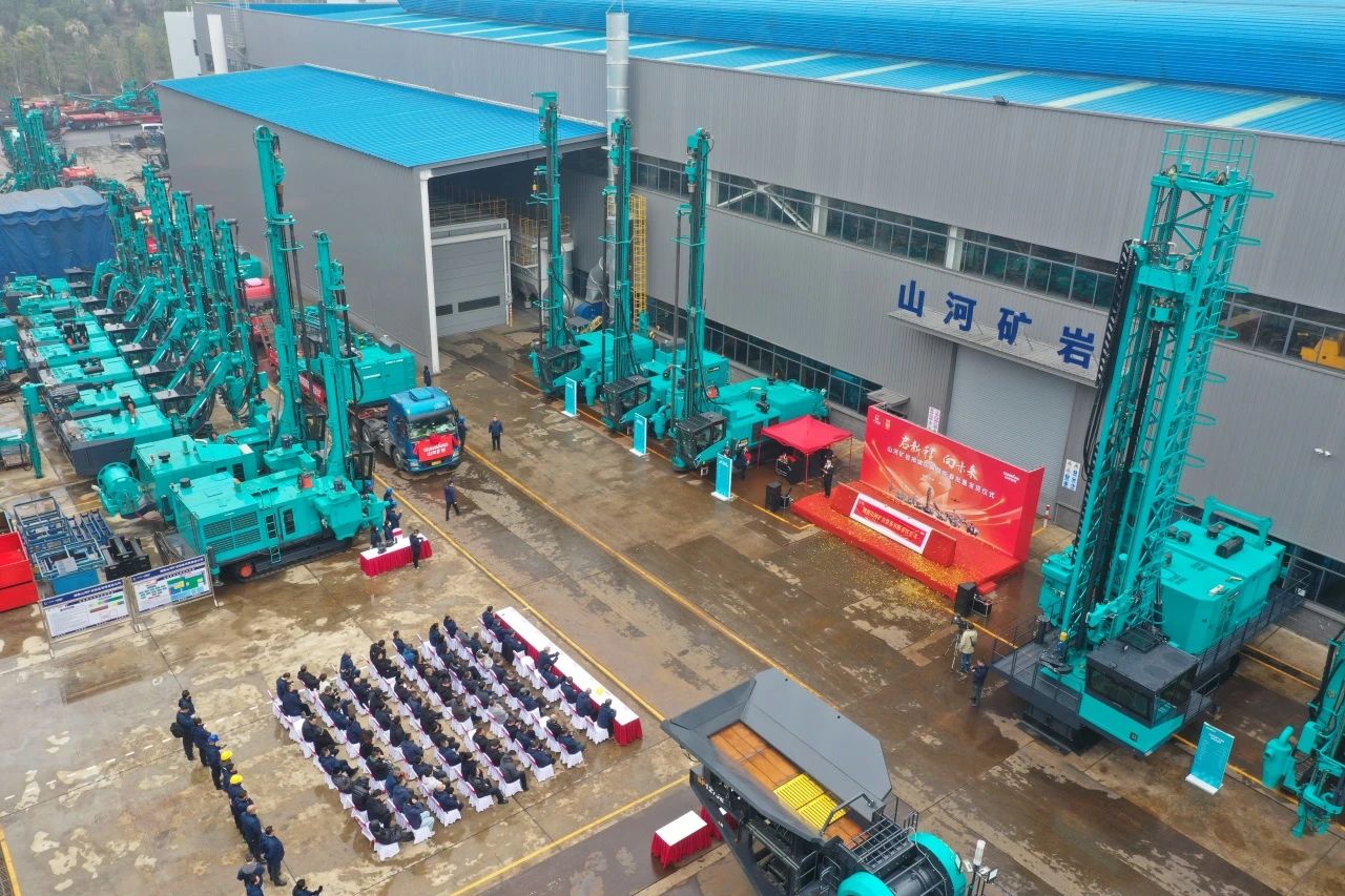 启新程，，，，，，向未来！优德88矿岩揭牌庆典暨新春发货仪式圆满举行