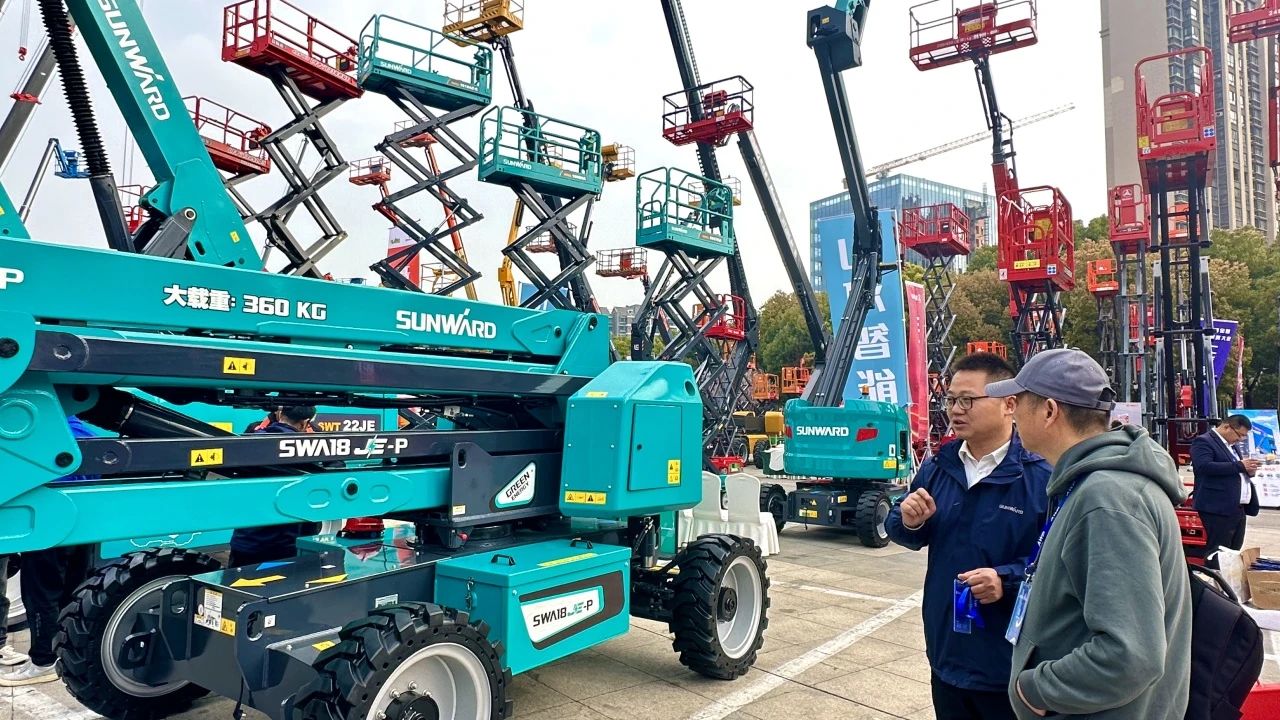 “爆品”来袭，，，，签简单直！ 优德88智能艳服亮相第八届天下高空作业平台租赁大会