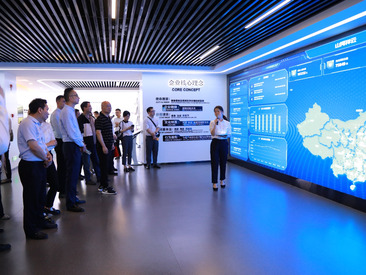 湘潭市工信局带队莅临优德88智能开展智能制造现场观摩交流活动