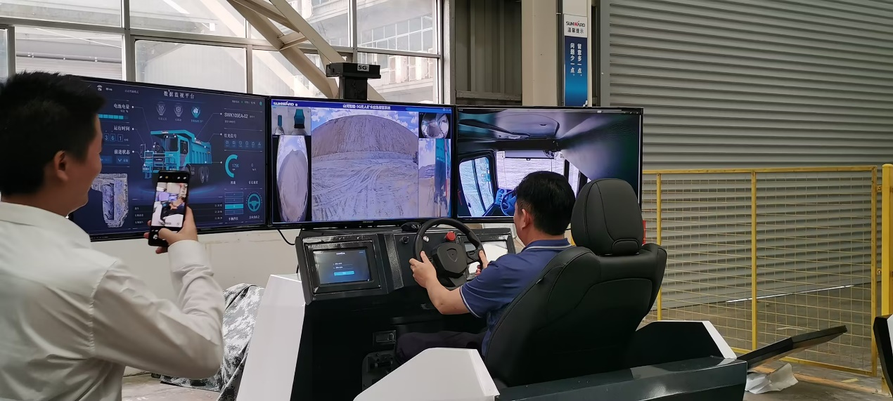 湘潭市工信局带队莅临优德88智能开展智能制造现场观摩交流活动