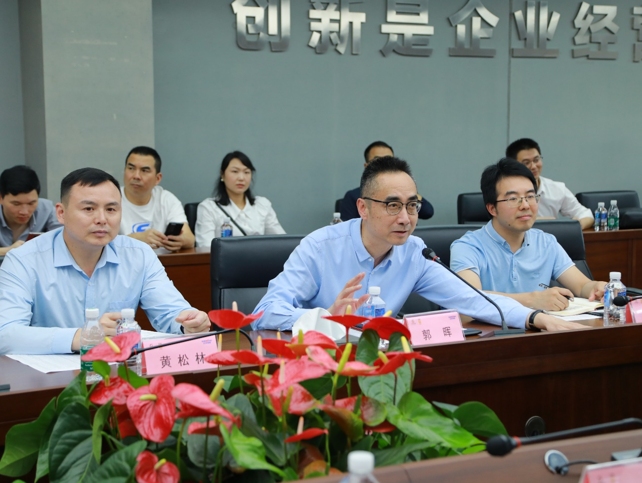 湘潭市工信局带队莅临优德88智能开展智能制造现场观摩交流活动