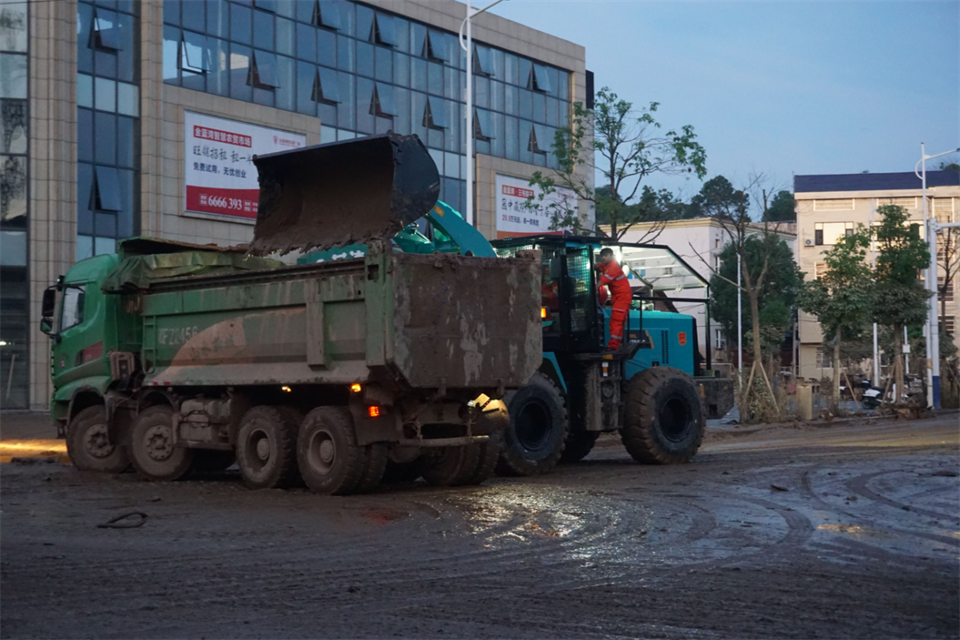 驰援湖南平江抗洪抢险，，，，，共克时艰显继承