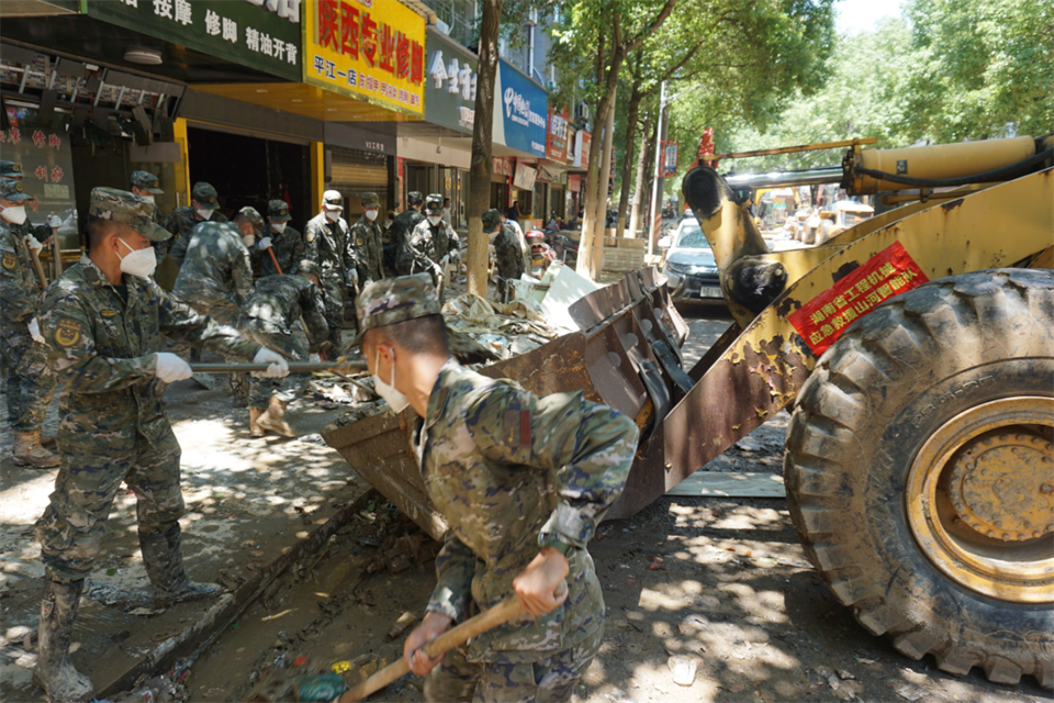 驰援湖南平江抗洪抢险，，，，，共克时艰显继承