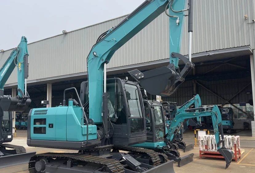 聚焦市场需求，，优德88智能三款精品工程液压挖掘机乐成下线