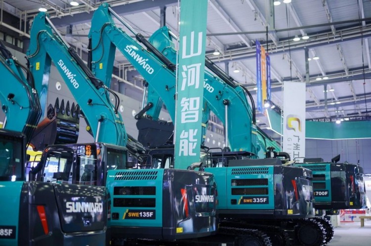 2025 CICEE | 打造极致精品化，，，优德88智能挖掘机“圈粉”长沙展