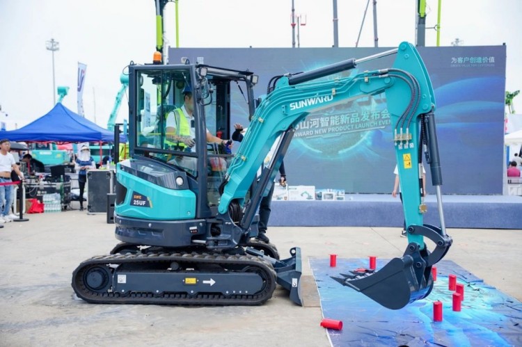 2025 CICEE | 打造极致精品化，，，优德88智能挖掘机“圈粉”长沙展