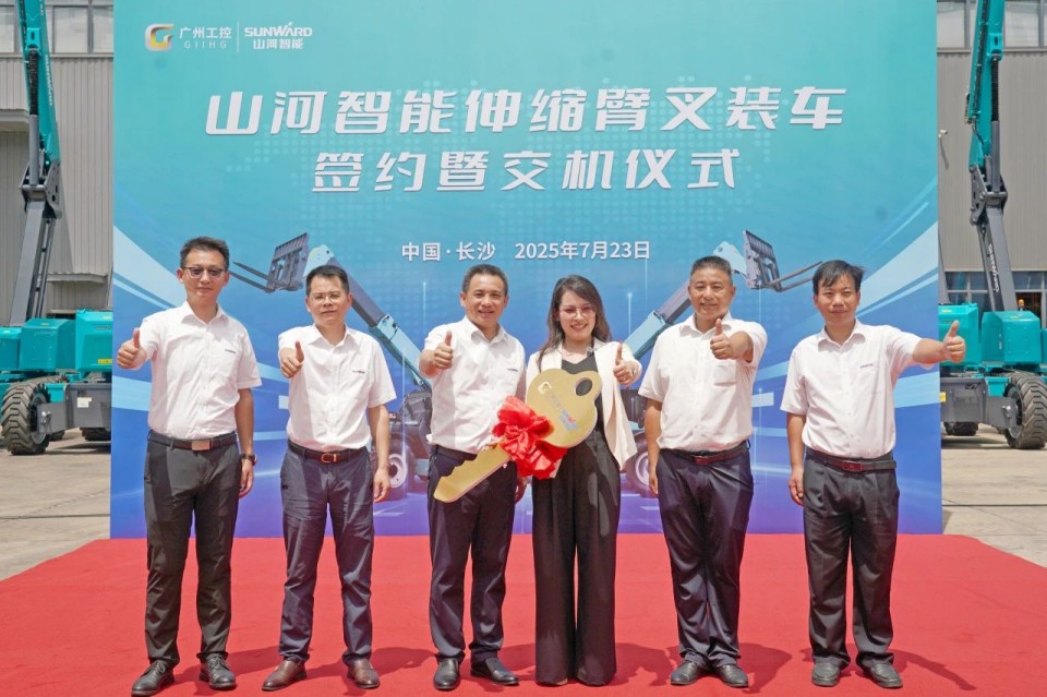 优德88智能伸缩臂叉装车批量交付，，，，即将奔赴新一线