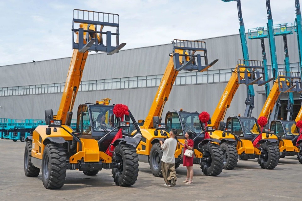 优德88智能伸缩臂叉装车批量交付，，，，即将奔赴新一线