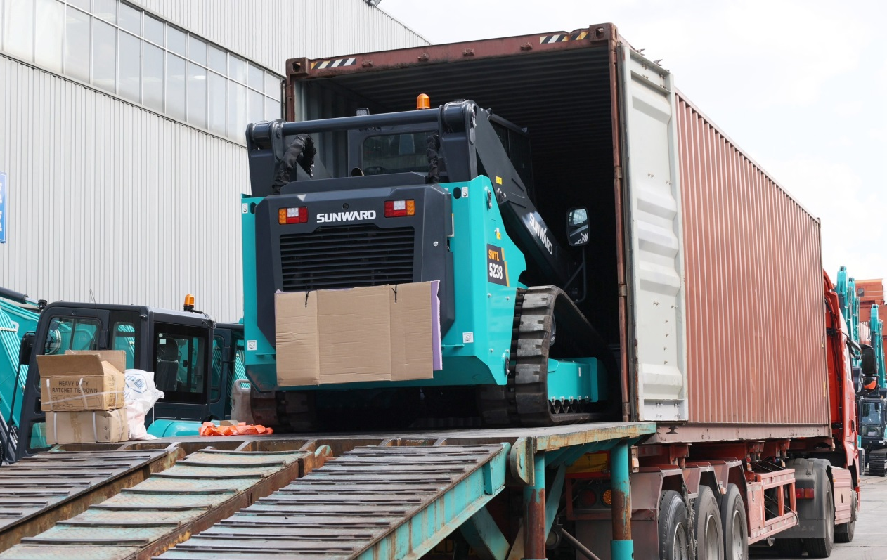 高端装备再获国际认可！优德88智能最大吨位笔直举升履带式滑移装载机批量发往北美