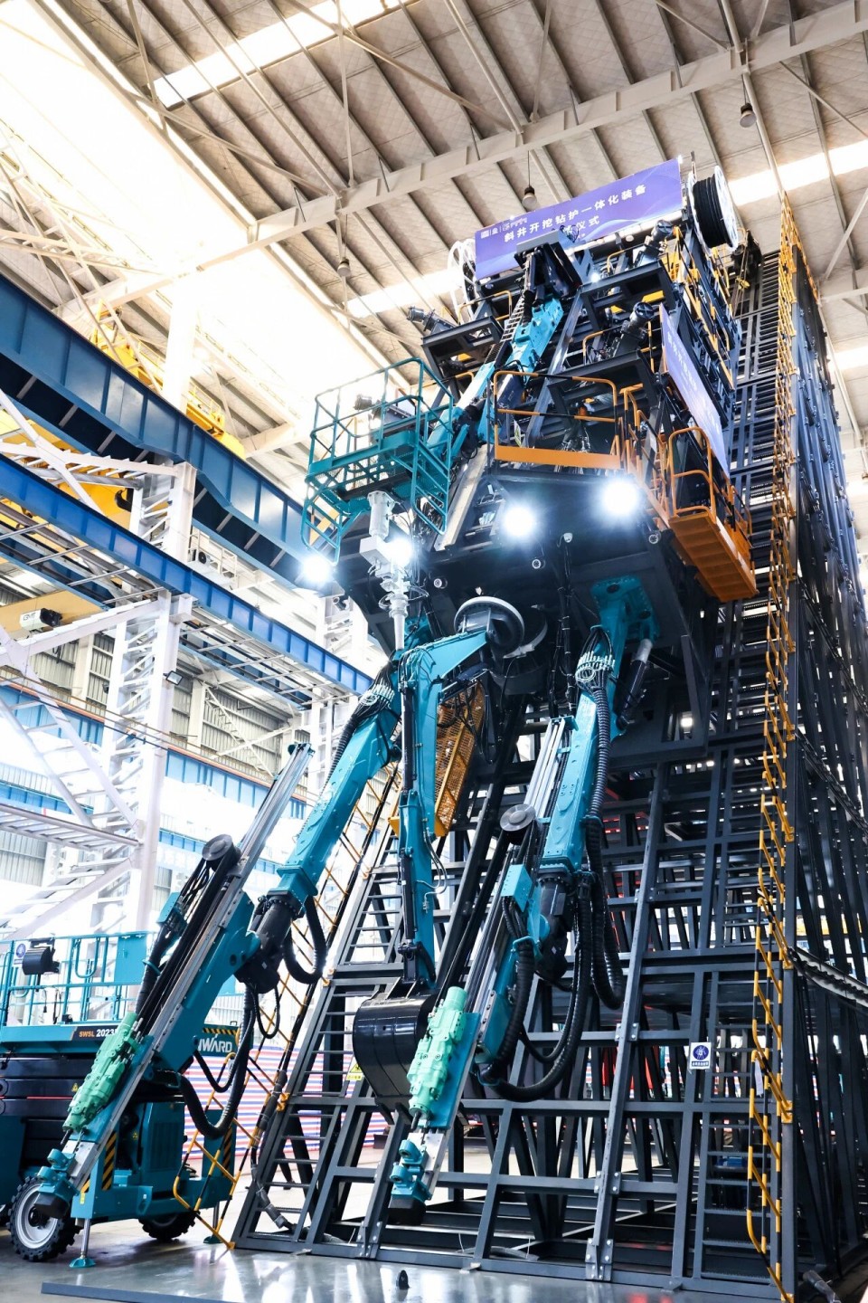 斜井开挖钻护一体化妆备乐成下线，，，，实现地下工程装备重大突破