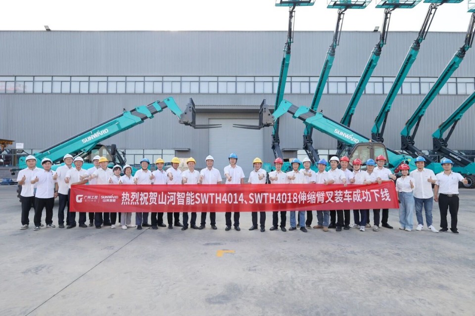 高端机型“双箭齐发”！优德88智能两款伸缩臂叉装车乐成下线