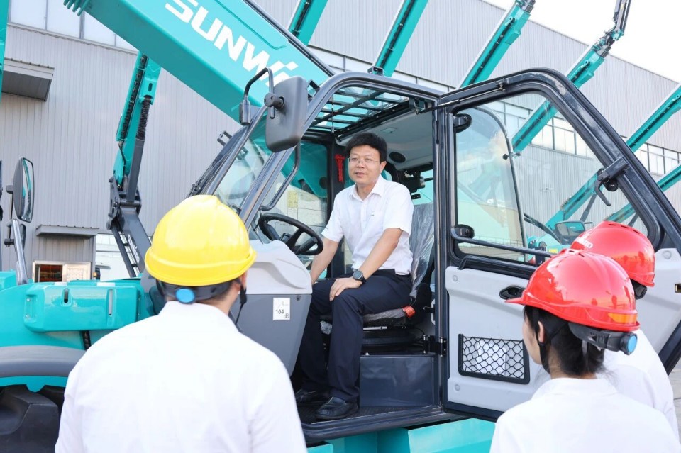 高端机型“双箭齐发”！优德88智能两款伸缩臂叉装车乐成下线