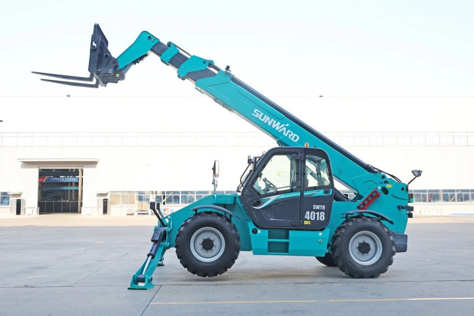 高端机型“双箭齐发”！优德88智能两款伸缩臂叉装车乐成下线