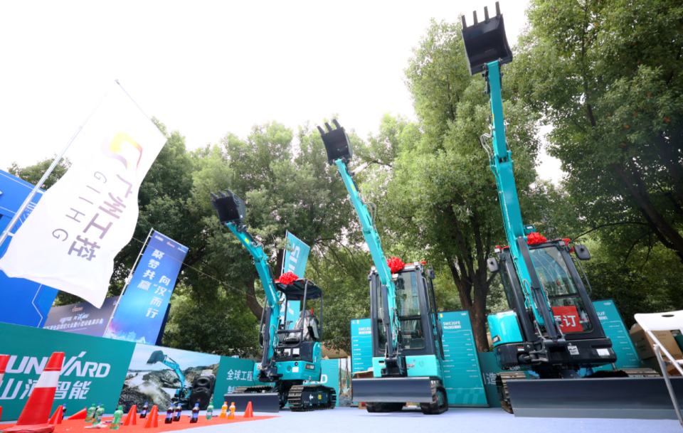 优德88智能微挖“天团”闪灼武汉，，，引领绿色施工潮流