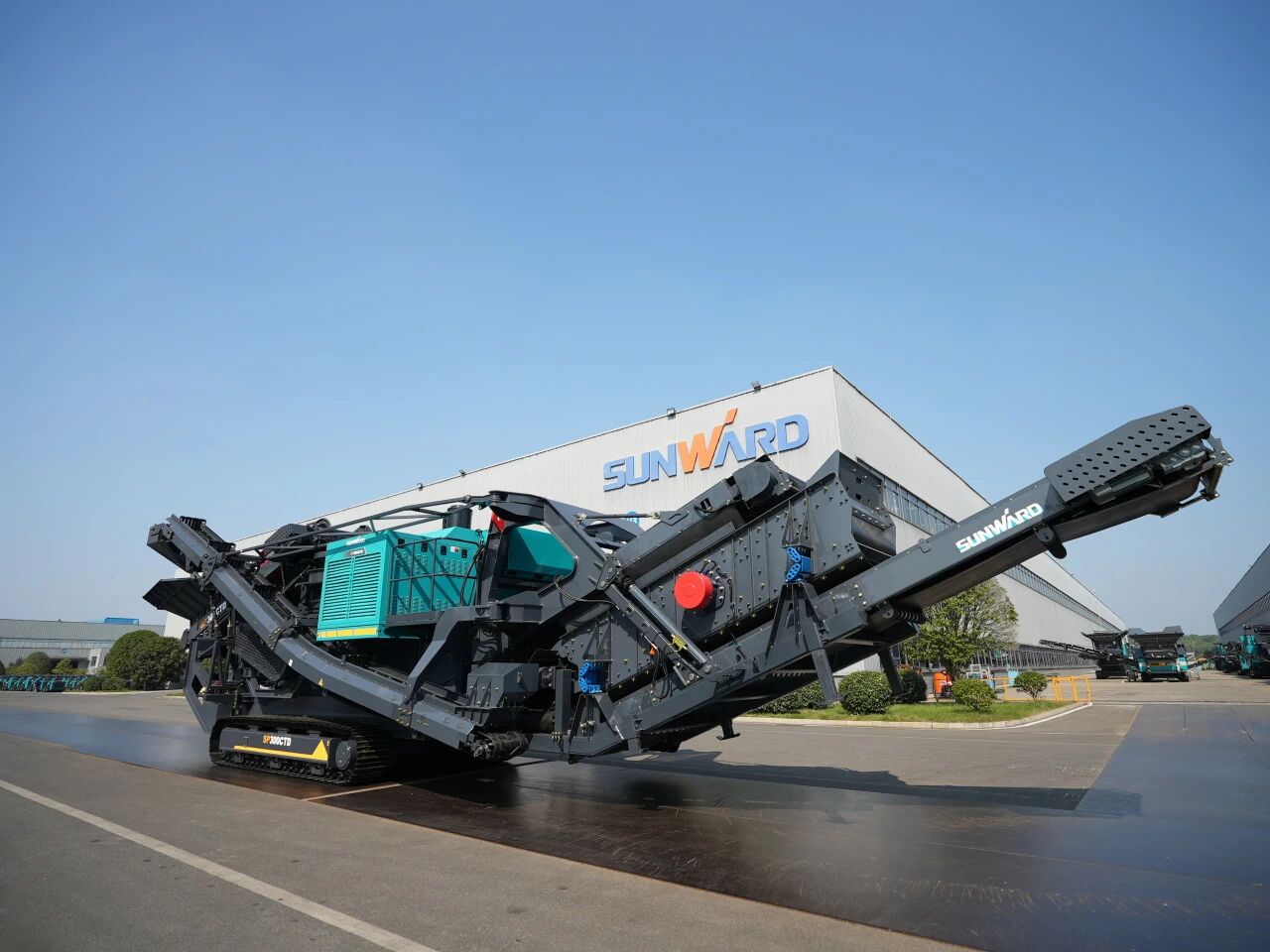 破局国际市场，，，，无惧极寒工况！优德88智能SP300CTD柴电两用圆锥破碎站乐成下线