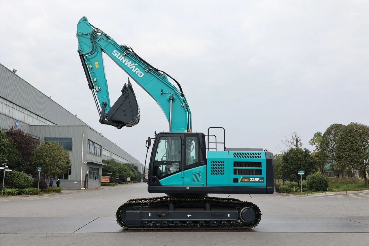 “双子星”闪灼！优德88智能两款履带式液压挖掘机乐成下线