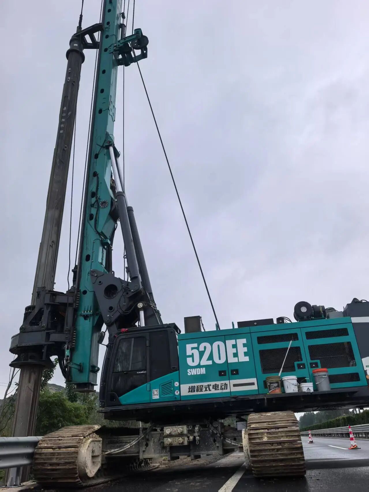 优德88智能增程式电动旋挖钻机助力山东高速建设，，，，，绿色施工效果显著